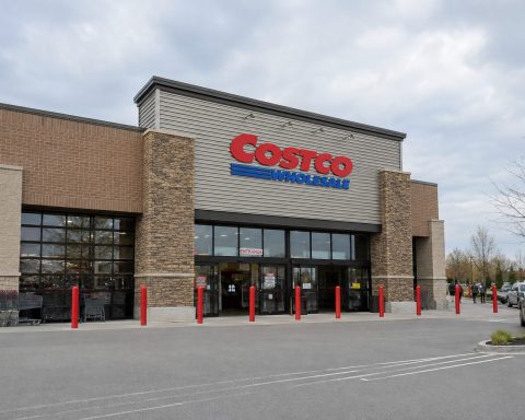 Costco Shares Gain 1.9% With Medicare Pilot Now Reaching 5 Million Participants (NASDAQ:COST)