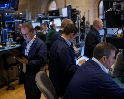 Dollar Drops While Weak U.S. Sales Meet Oil’s 6% Weekly Gain