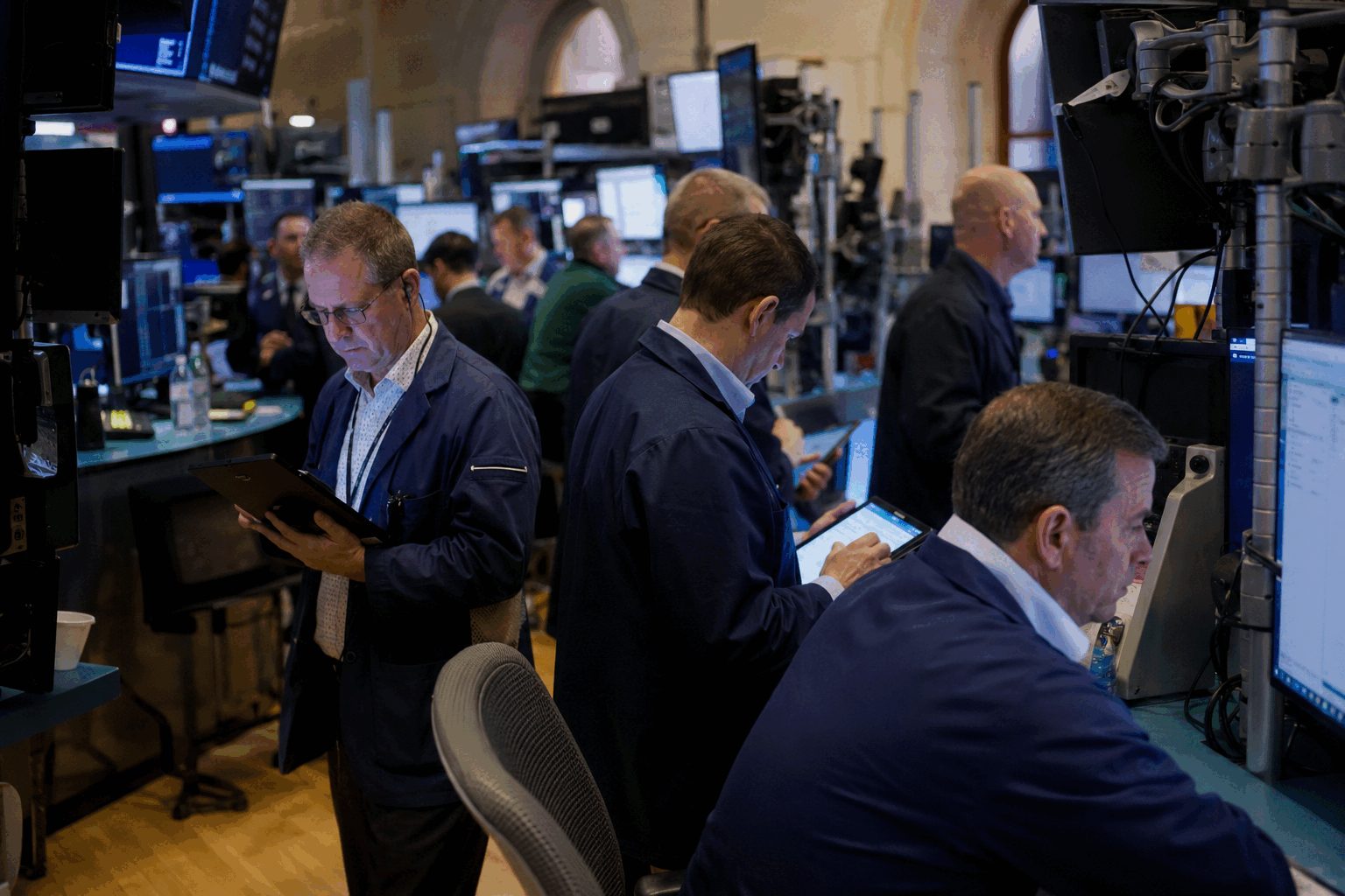Dollar Drops While Weak U.S. Sales Meet Oil’s 6% Weekly Gain Dollar Drops While Weak U.S. Sales Meet Oil’s 6% Weekly Gain