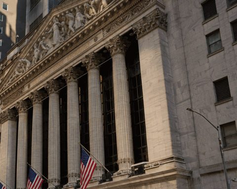 Dow Jones Underperforms S&P 500 by 0.6 Point; Cisco Weakness Highlights Price-Weighted Index Effect