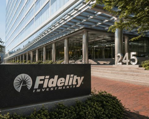 Fidelity Bitcoin Moves Highlight Stablecoin Infrastructure Over Public Tokens in AI Strategy