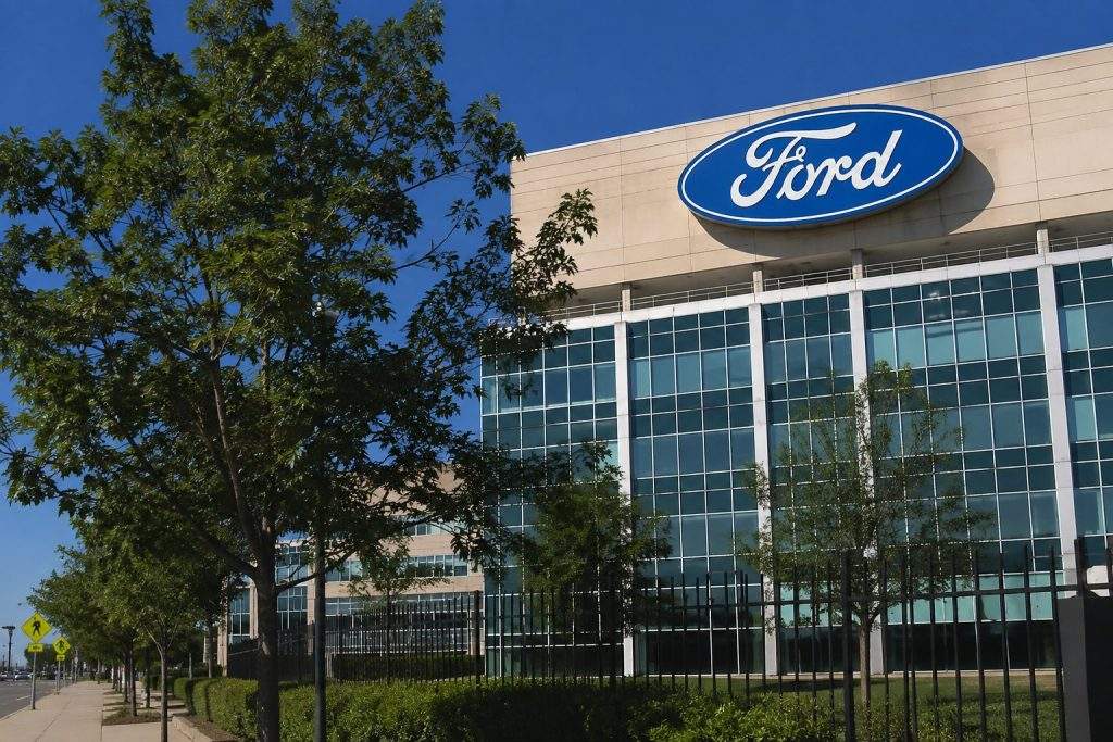 Ford (NYSE:F) Slips Back After Earnings Rally, Even as 2026 Outlook Raised