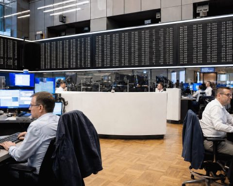 Global Markets Morning: Stocks Advance Despite China Data; Rate-Hike Bets Slip to 30%