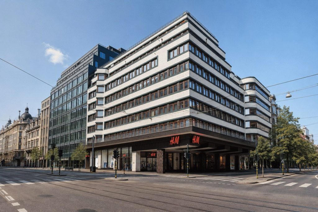 H&M shares climb 3.1% after insider purchase of SEK 544 million challenges sell consensus H&M shares climb 3.1% after insider purchase of SEK 544 million challenges sell consensus