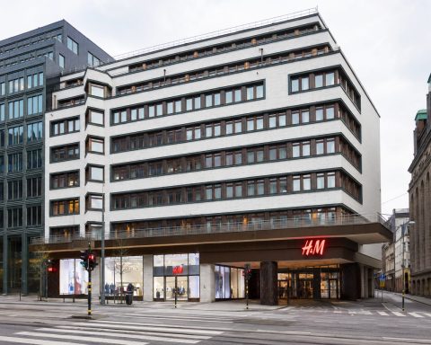 H&M Shares Rise 3.3% as Citi Puts Retailer on Positive Catalyst Watch; Consensus Points to 13% Downside