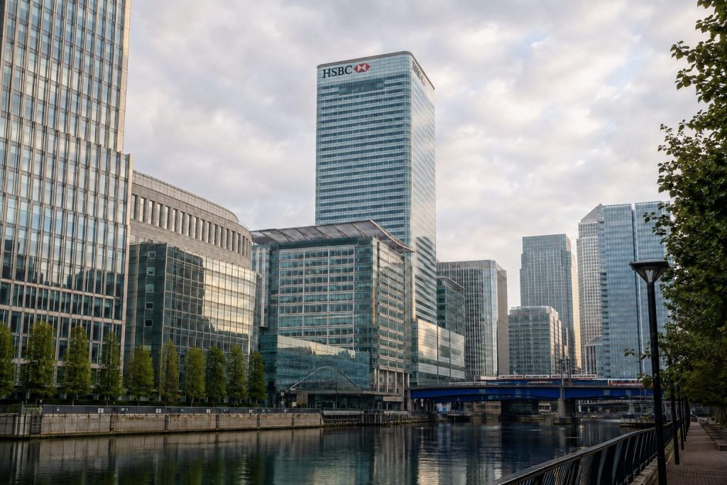 HSBC Shares Open in London 3.2% Above Analyst Target as Share Buyback Resumes