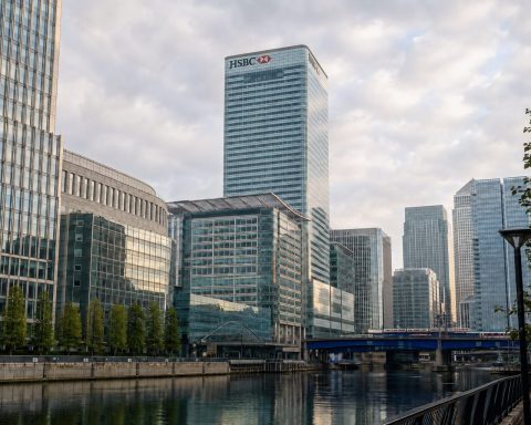 HSBC Shares Open in London 3.2% Above Analyst Target as Share Buyback Resumes