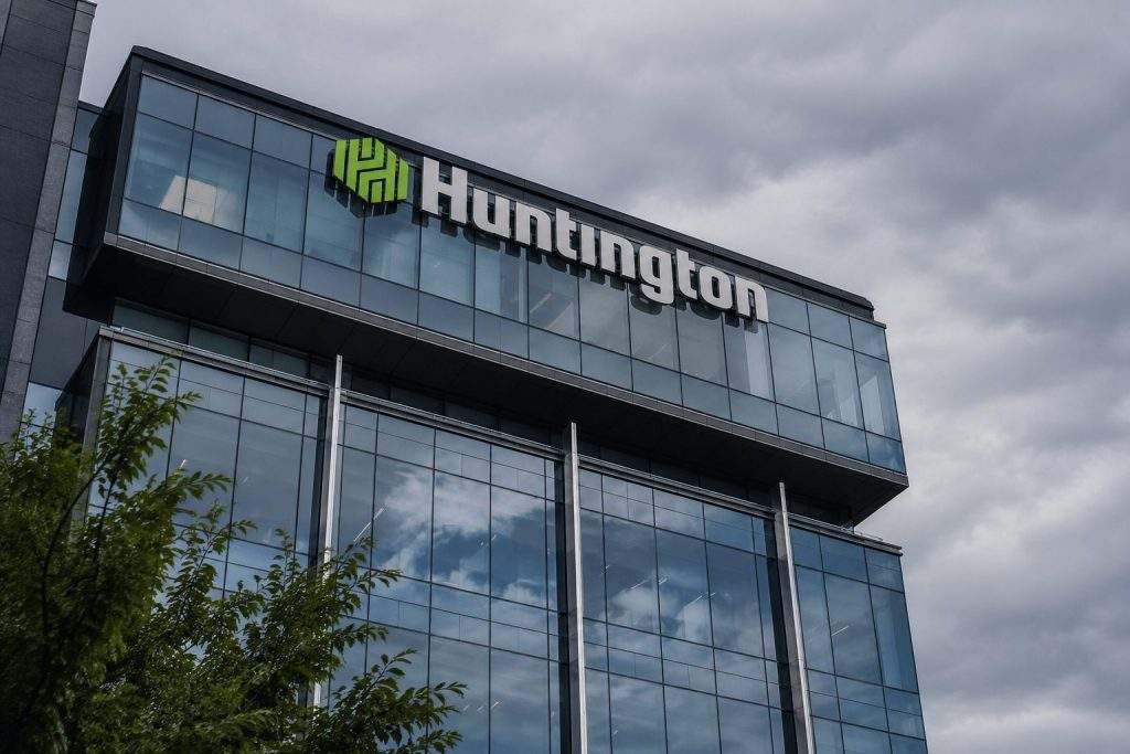Huntington Bancshares (NASDAQ:HBAN) Peer Price Spread Highlights Q4 Synergy Focus