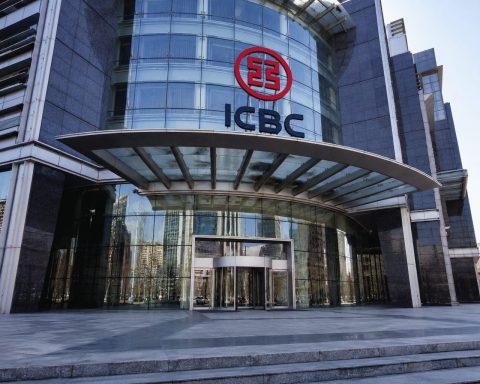 ICBC Shares Gain 1.7% After China’s Decision to Hold Rates Limits Pressure from Record Loan Decline