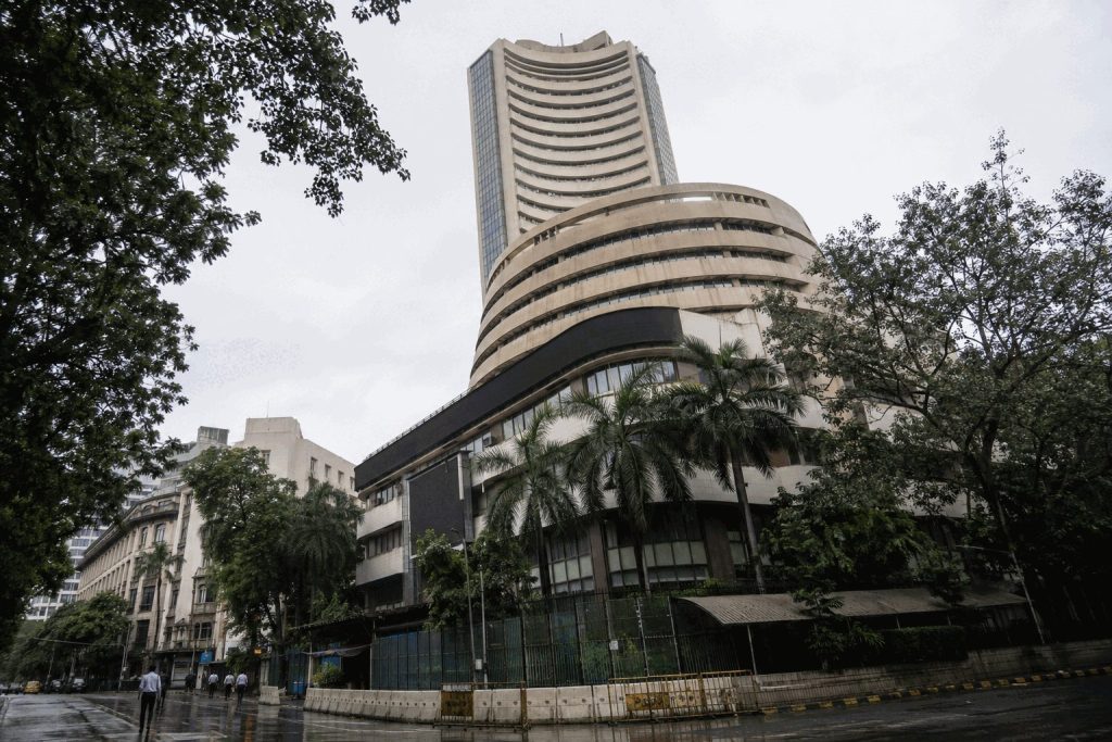 India Funds Move ₹139.6 Billion Into Small and Mid Caps, While Large Caps Register First Outflow Since 2023