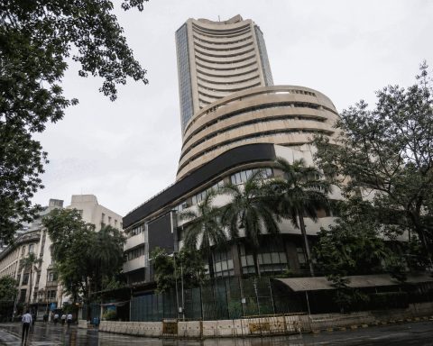 India Funds Move ₹139.6 Billion Into Small and Mid Caps, While Large Caps Register First Outflow Since 2023