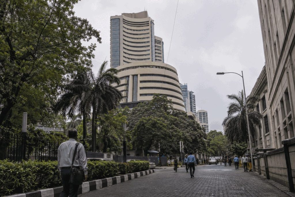 India’s $707 Billion Reserve Shield Meets a 90% Oil-Import Risk India’s $707 Billion Reserve Shield Meets a 90% Oil-Import Risk