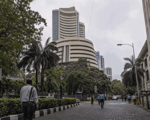 India’s $707 Billion Reserve Shield Meets a 90% Oil-Import Risk