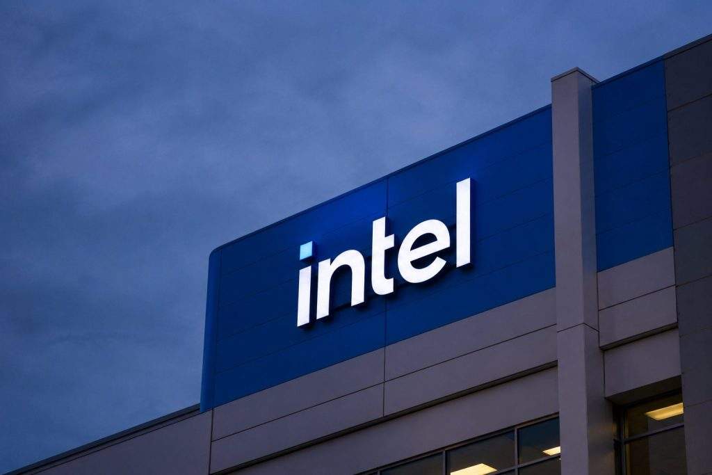 Intel (NASDAQ:INTC) Climbs 12.7% as Investors Eye Foundry’s 5% External Target Intel (NASDAQ:INTC) Climbs 12.7% as Investors Eye Foundry’s 5% External Target