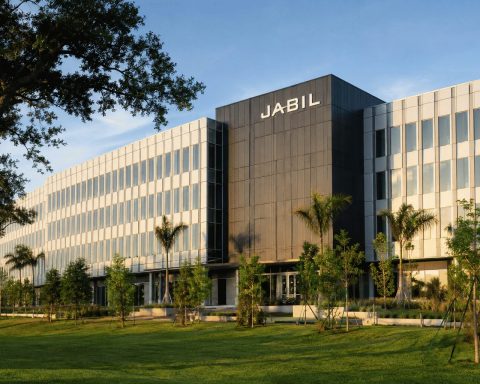 Jabil (NYSE:JBL) Shares Gain Following UBS Upgrade and $20.3 Billion AI Revenue Estimate