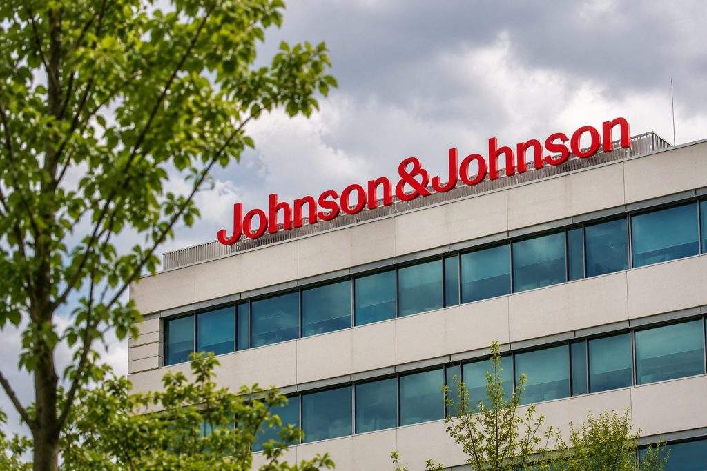 Johnson & Johnson (NYSE:JNJ) Shares Steady at High Levels Even After 5.5% Earnings Revision