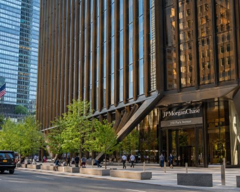 JPM Outlook: S&P 500 Seen Reaching 8,000, Room for 3% Further Gain