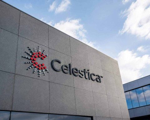 Las acciones de Celestica Inc. (NYSE:CLS) caen al precio de emisión de $310 en medio de una recaudación de capital de $3 mil millones para IA, poniendo en foco los planes de expansión para 2027