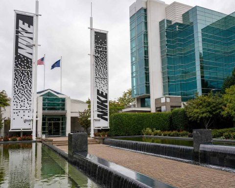 Las acciones de Nike caen un 3,1% a un nuevo mínimo de 52 semanas y la suficiencia del dividendo queda bajo la lupa (NYSE:NKE)