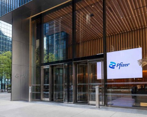 Las acciones de Pfizer suben un 1,4% mientras una compra interna de 3 millones de dólares contrarresta informes de ventas de fondos