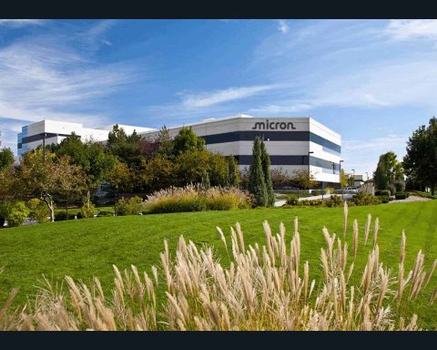 Les actions de Micron baissent de 0,3 % alors que la prévision de marge de 86 % met au défi une capitalisation boursière de 1 070 milliards de dollars