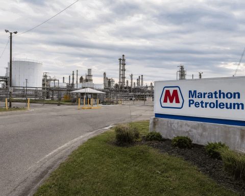 Marathon Petroleum Shares Fall After 20% Weekly Surge Tops Analyst Target by 13%