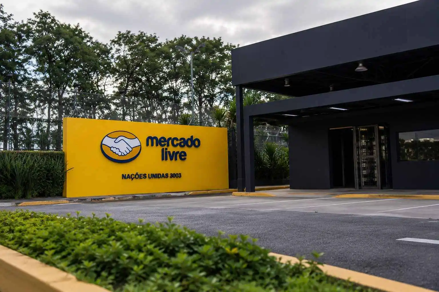 MercadoLibre (NASDAQ:MELI) Shares Fall Following Record Q2 Revenue; Thinner Margins Draw Focus