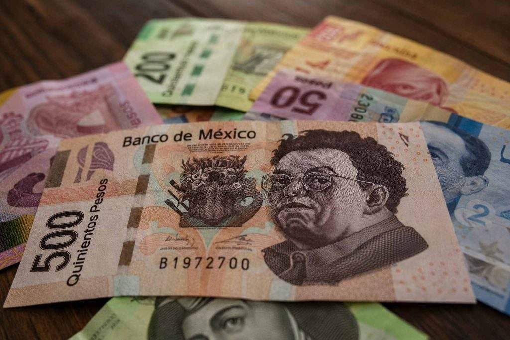 Mexican peso rises 1.02% in July, narrowing carry trade margin