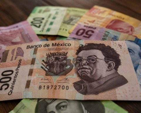 Mexican peso rises 1.02% in July, narrowing carry trade margin