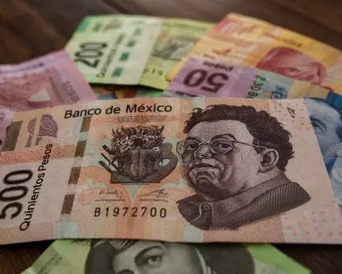 Mexican Peso Gains Ground Ahead of Banxico Rate Decision