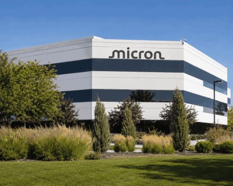 Micron Shares Gain 3.5% as Apple’s Chip Policy Highlights 87% Margin Segment