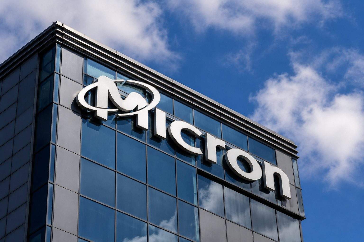 Micron Technology, Inc. (NASDAQ:MU) edges lower as memory stock slide contained by contracts