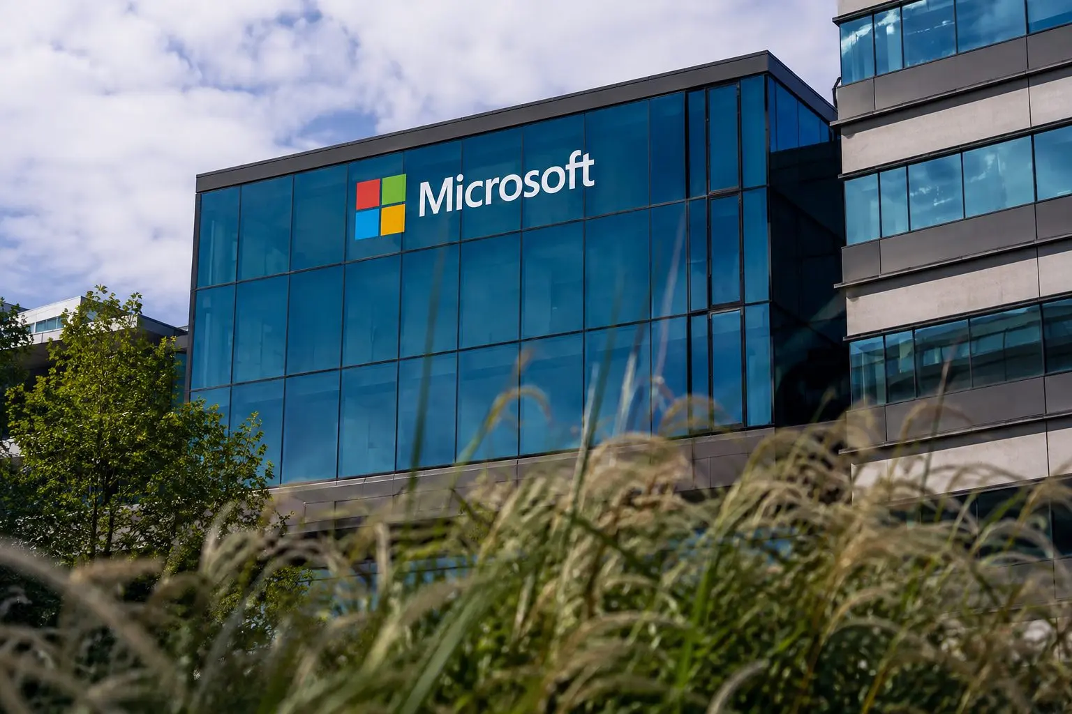 Microsoft Corporation (NASDAQ:MSFT) Shares Continue to Climb as Backlog Surges to $678 Billion, Scope Expands Past OpenAI