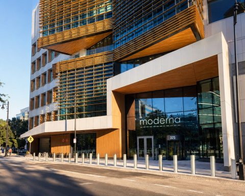 Moderna Wipes Out $15.8 Billion, Shares Remain 63% Over Analyst Price Estimates