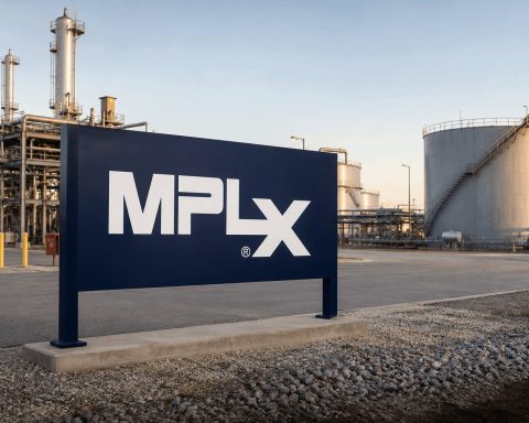 MPLX Yield at 7.35% Offers Buffer Amid Selloff; Monday Debt Deal Pushes Yields Higher
