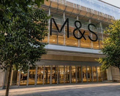 M&S Shares Slip 1.2% as Aries Capsule Tests a 7.7% Fashion Sales Gap