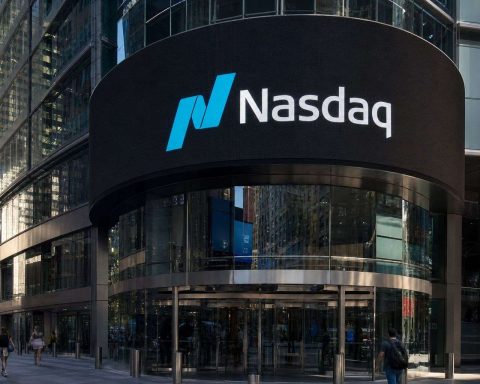 Nasdaq Composite Eases 0.1% with Treasury Yield at 4.75% Challenging Earnings Support