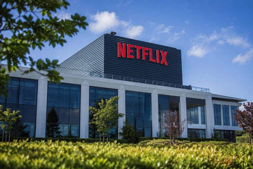 Netflix (NASDAQ:NFLX) stock lags rally as short-video hub tests $3 billion ad target