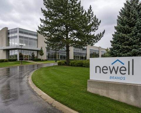 Newell Brands (NASDAQ:NWL) Climbs 9% After Revenue Recovery; EPS Boosted by Tariff Refund