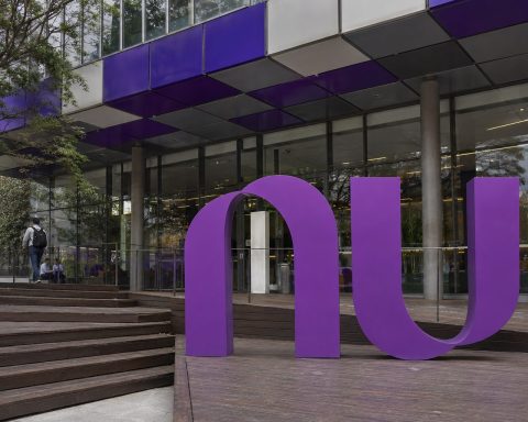 Nu Holdings Shares Slide 3.9% as Stronger Dollar Challenges $1 Billion Profit Streak