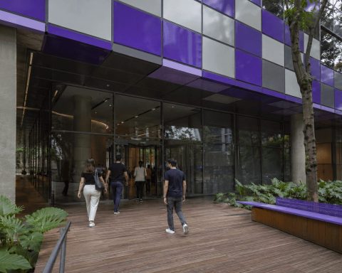 Nu Holdings Shares Slip 3.9% Despite Record Profit Amid 6.9% Bad-Loan Ratio