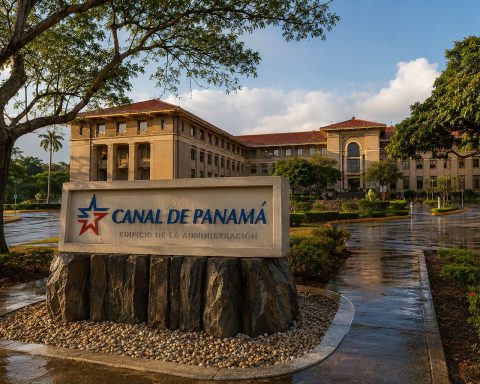 Panama Canal’s $4.6 Million Bid Turns Delay Into a Shipping-Stock Test