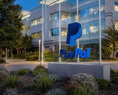 PayPal-Aktie schließt 1,9 % über Gebot von 60,50 $, während Gespräche andauern