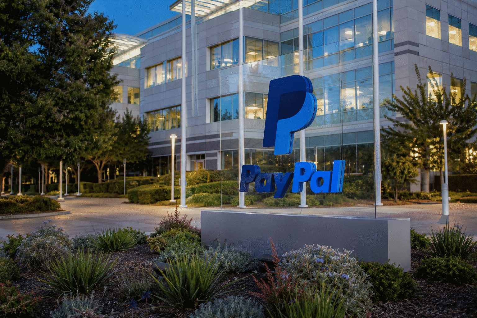 PayPal-Aktie schließt 1,9 % über Gebot von 60,50 $, während Gespräche andauern
