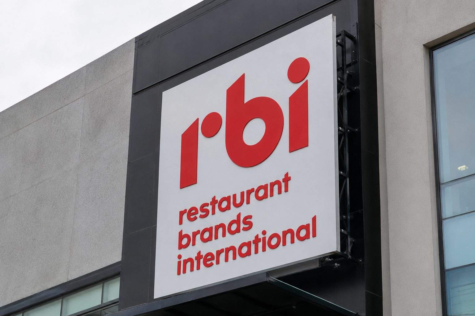 Restaurant Brands International (NYSE:QSR) Drops Even as Burger King’s Gains Highlight Focused Growth Restaurant Brands International (NYSE:QSR) Drops Even as Burger King’s Gains Highlight Focused Growth