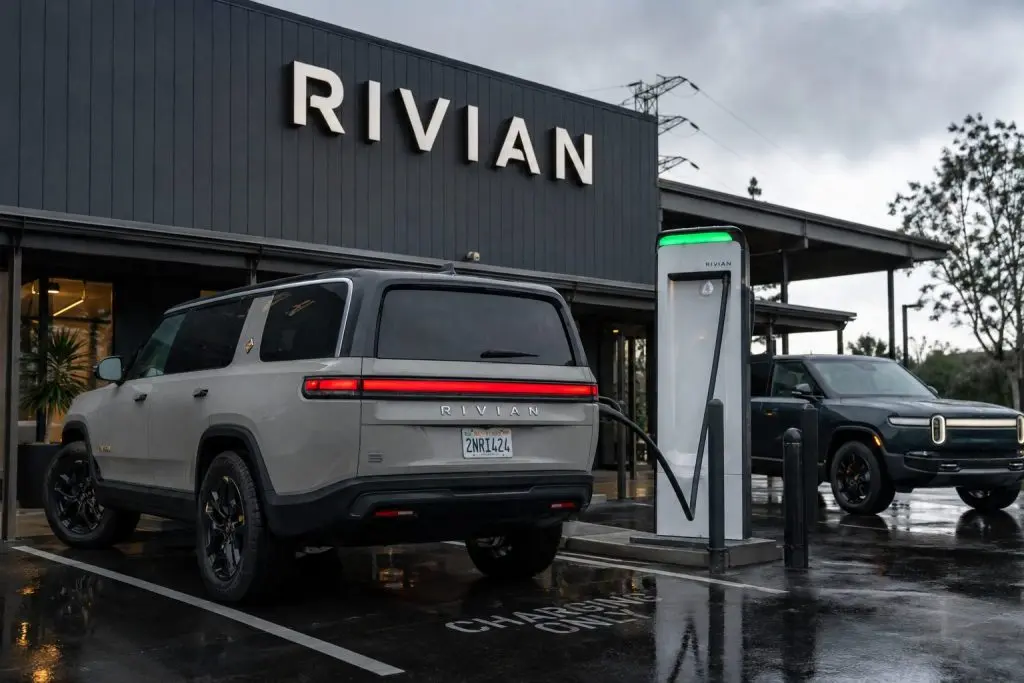 Rivian Automotive (NASDAQ:RIVN) shares fall 9.6% as software gains help balance vehicle losses