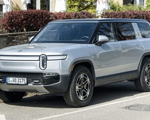 Rivian Shares Slip 4.4% After $1.19 Billion Cash Burn Leaves Stock Near Post-Offering Level