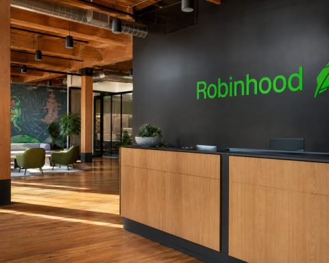 Robinhood Shares Stay Above $96 Despite Crypto Slide as Prediction Markets Provide Support