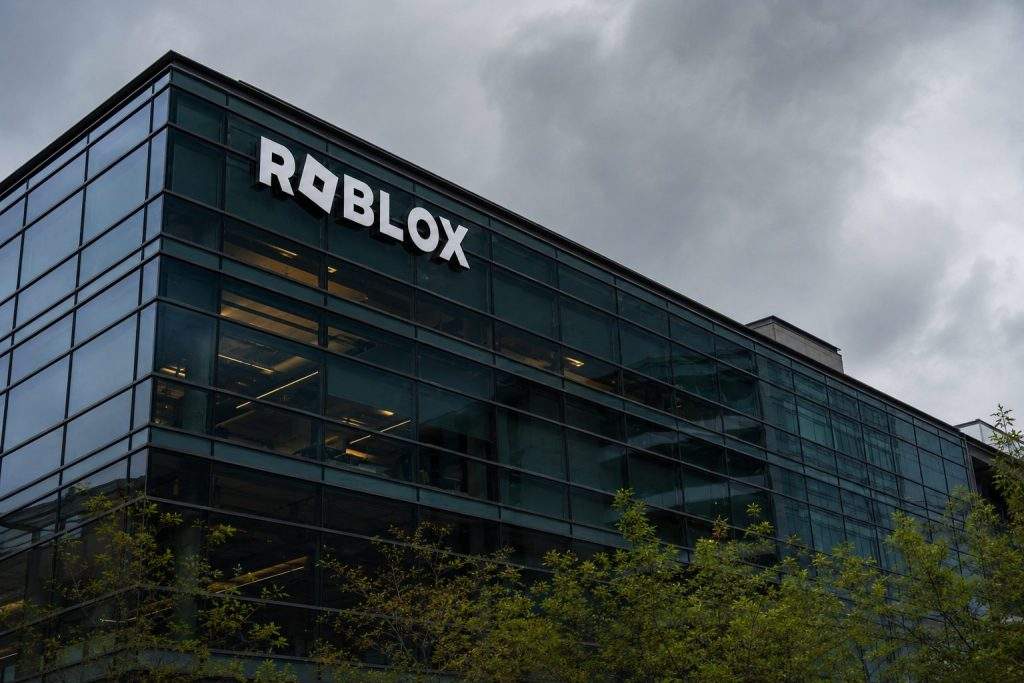 Roblox (NYSE:RBLX) Shares Recover While 6% Bookings Decline per Payer Challenges Strategy Shift