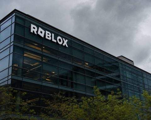 Roblox (NYSE:RBLX) Shares Recover While 6% Bookings Decline per Payer Challenges Strategy Shift